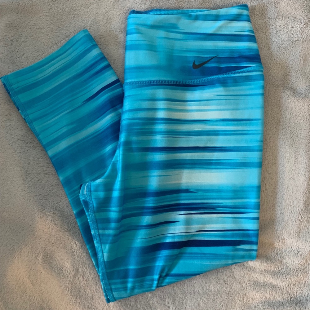 🎀 3/$20 Nike bight blue Capri with pocket dri fit